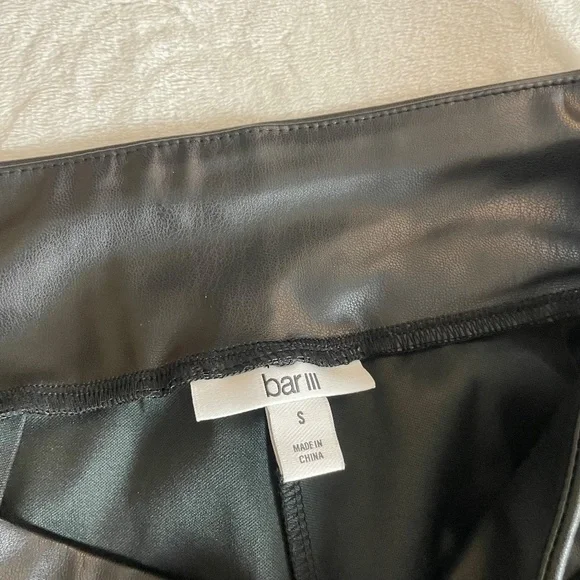❌ SOLD NWT - BAR III WOMEN'S SLIT-HEM FAUX-LEATHER DEEP BLACK LEGGINGS, SIZE S - Picture 2 of 5
